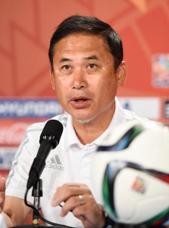 　記者会見する佐々木監督＝４日、バンクーバー（共同）