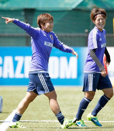 　決勝の米国戦に向けた練習で笑顔を見せる大野（左）と有吉