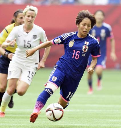 　日本－米国　後半、攻め上がる岩渕（右）＝バンクーバー（共同）