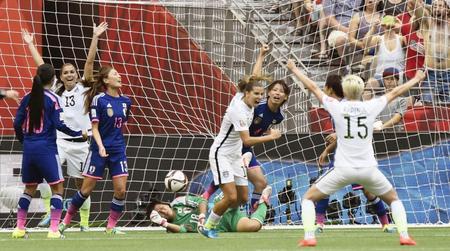 　日本－米国　後半、５点目を決め喜ぶ米国選手と肩を落とす日本イレブン＝バンクーバー（共同）