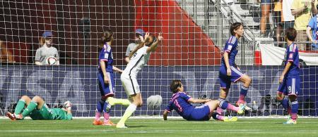 　日本-米国　前半、２点目を決められぼうぜんとする日本イレブン＝バンクーバー（共同）