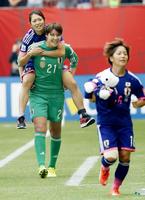 　ＧＫ山根に背負われベンチに向かう安藤＝バンクーバー（共同）