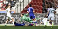 　日本－米国　前半、米国・ロイド（10）が先制ゴールを決める。ＧＫ海堀＝バンクーバー（共同）