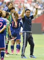 　表彰を終え、サポーターに手を振る佐々木監督＝バンクーバー（共同）