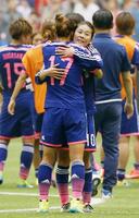 　サッカー女子Ｗ杯決勝で米国に敗れ、大儀見（17）と抱き合う澤＝５日、バンクーバー（共同）