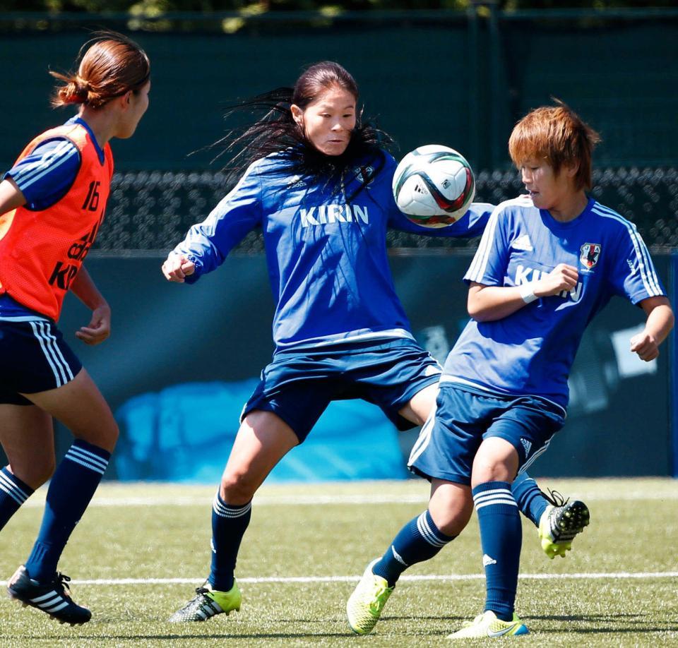 　決勝の米国戦に向け調整する澤（中央）