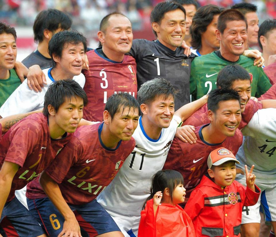 　合同引退試合に出場した（前列左から）新井場氏、中田氏、三浦、柳沢氏