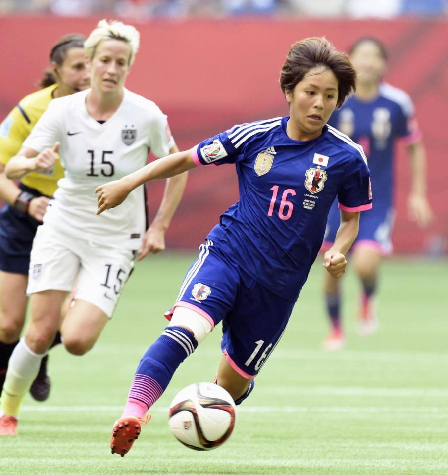 　日本－米国　後半、攻め上がる岩渕（右）＝バンクーバー（共同）