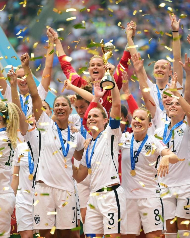 　３度目の優勝を果たし、喜ぶ米国イレブン＝バンクーバー（ＵＳＡ　ＴＯＤＡＹ・ロイター＝共同）