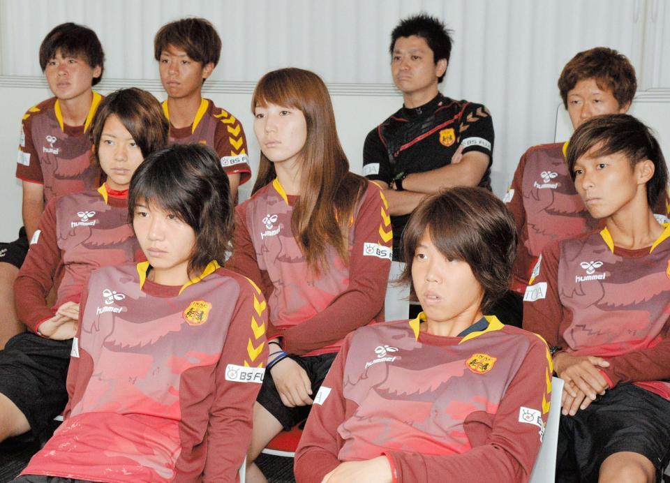序盤からリードを許す苦しい試合展開を見つめるＩＮＡＣ神戸の選手ら＝神戸レディースフットボールセンター