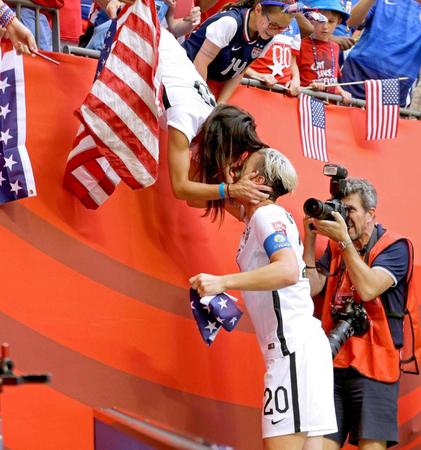 　サッカー女子Ｗ杯の決勝戦後、キスするワンバック（右）とハフマンさん