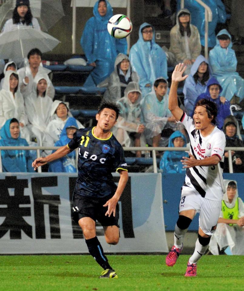 　後半、前線へ攻め込む三浦（左）＝撮影・佐々木彰尚