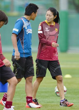 　所属先のＩＮＡＣ神戸に合流し、ＧＫ海堀（左）と話す澤。左膝を痛め、練習には参加しなかった＝神戸市