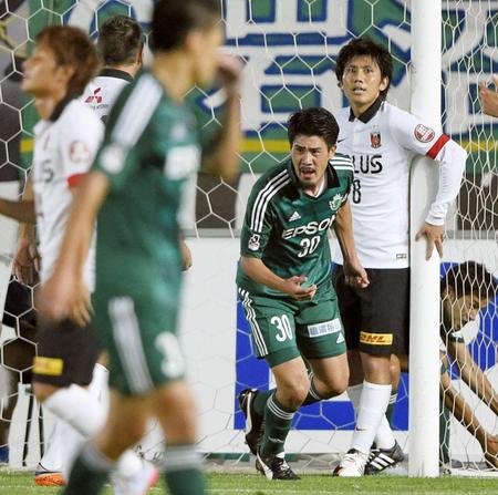 　松本－浦和　後半、ゴールを決め駆けだす松本・酒井（30）＝松本