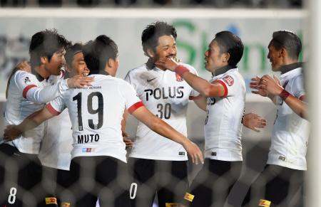 　松本-浦和　後半、２点目のゴールを決め喜ぶ浦和・興梠（３０）ら浦和イレブン＝松本