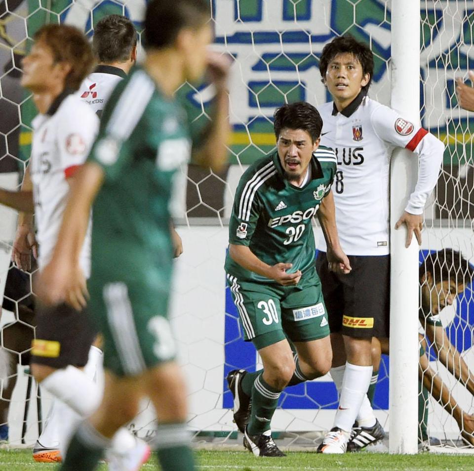 　松本－浦和　後半、ゴールを決め駆けだす松本・酒井（30）＝松本