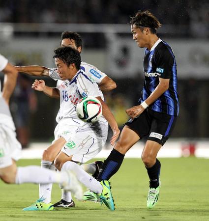 　前半、シュートを相手にブロックされるＧ大阪・宇佐美（右）