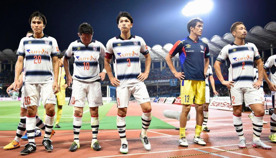 　川崎に敗れ、肩を落とす森重（中央）らＦＣ東京イレブン