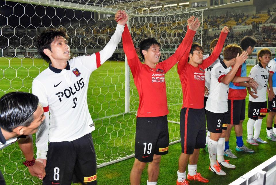 　松本に勝利し、サポーターの声援に応える武藤（左から２人目）ら浦和イレブン