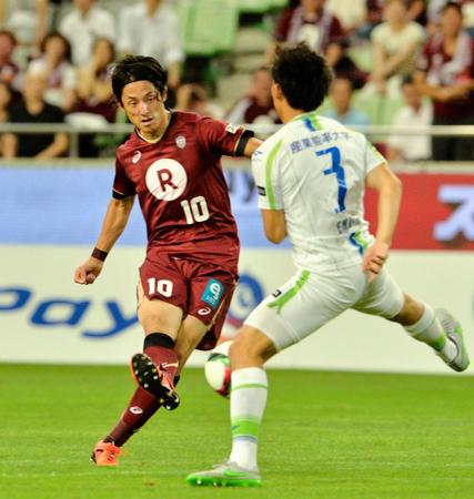 　後半、ゴール前でパスを受けた神戸・森岡がシュートを放つが惜しくも決まらず