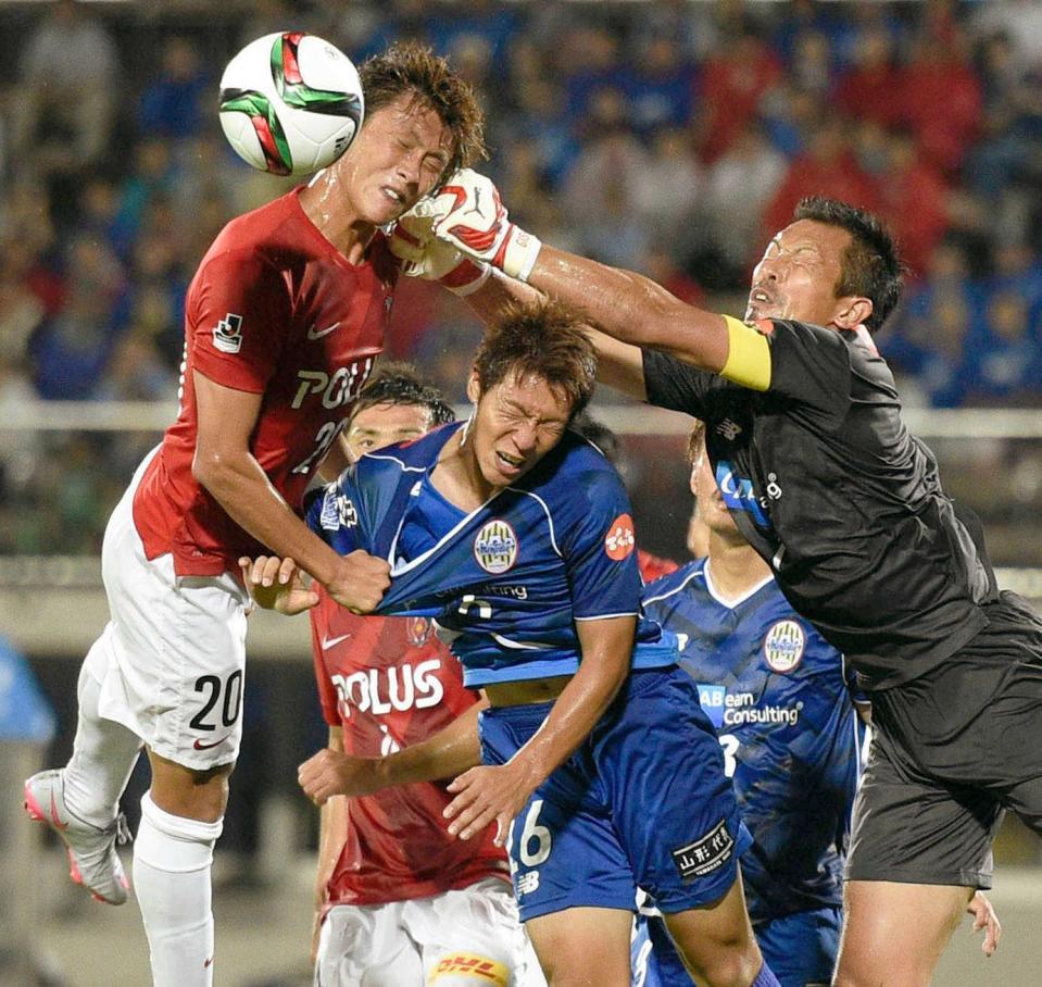 　前半、ゴール前に飛び込む浦和・李（左）と防ぐ山形・ＧＫ山岸