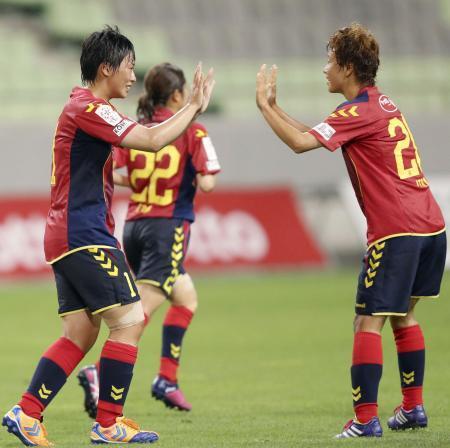 　ＩＮＡＣ神戸-大阪高槻　前半、先制ゴールを決め伊藤香（右）と喜ぶＩＮＡＣ神戸・高瀬＝ノエスタ