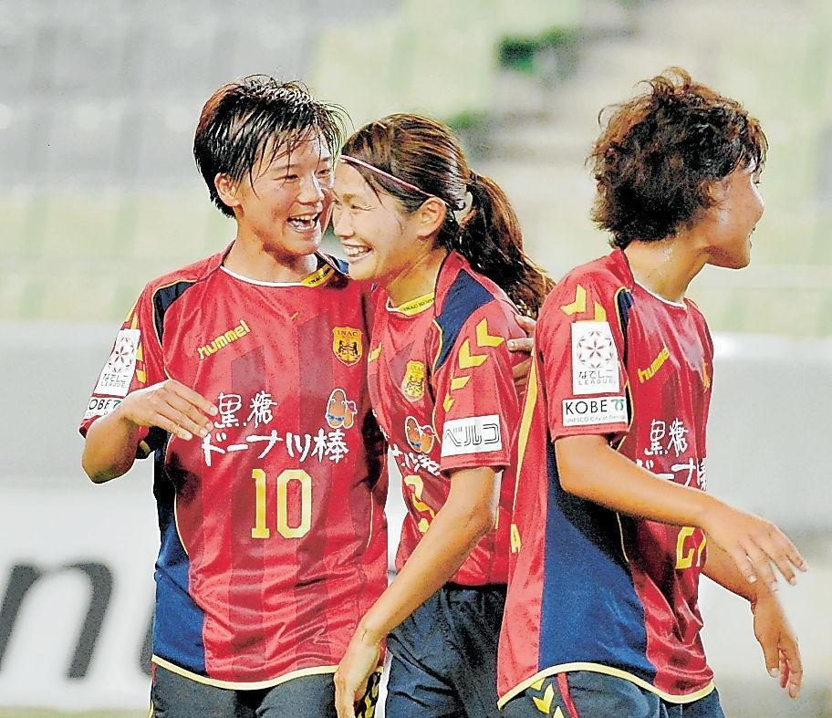 ＩＮＡＣ神戸-大阪高槻　後半、ゴールを決め笑顔を見せるＩＮＡＣ神戸・川澄＝ノエビアスタジアム神戸（撮影・笠原次郎）