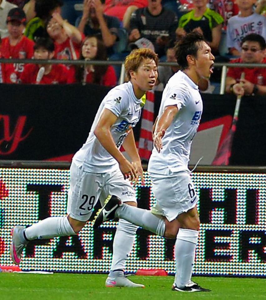 後半、勝ち越しゴールを決めた広島・青山。後は浅野（撮影・堀内翔）