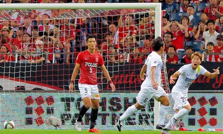 　後半、広島・青山（右から２番目）に決勝ゴールを決められぼう然とする浦和・槙野