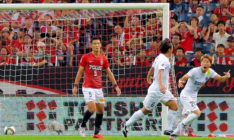 　後半、広島・青山（右から２番目）に決勝ゴールを決められぼう然とする浦和・槙野