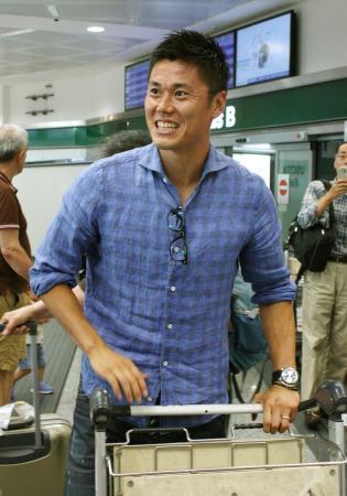 　イタリアのミラノに到着し、空港で取材に応じるサッカー日本代表ＧＫ川島永嗣＝２０日（共同）