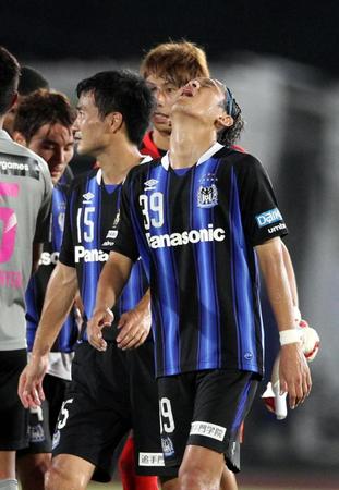 　勝ち越し点を奪えず２戦連続ドローとなり天を仰ぐＧ大阪・宇佐美（右）