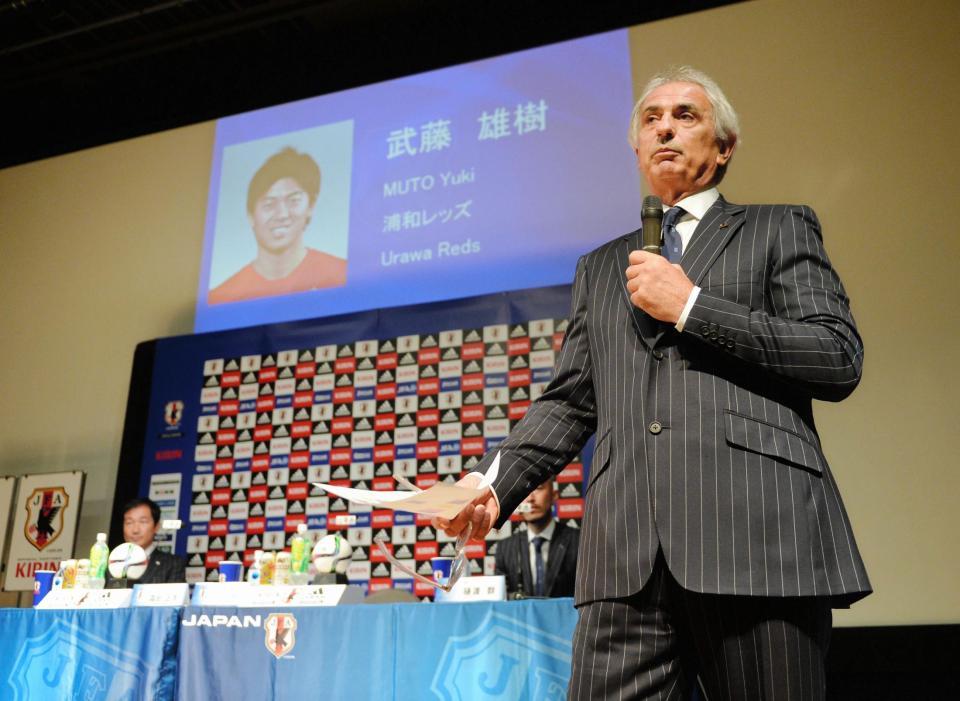 壇上から手前に向かい、選出された選手について話す日本代表・バヒド・ハリルホジッチ監督＝東京都文京区の日本サッカー協会（撮影・西岡正）