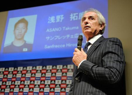 　五輪代表組から選出した広島・浅野拓磨について話す日本代表・バヒド・ハリルホジッチ監督