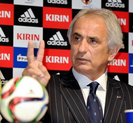 　報道陣の質問を更に２つ追加する日本代表・ハリルホジッチ監督
