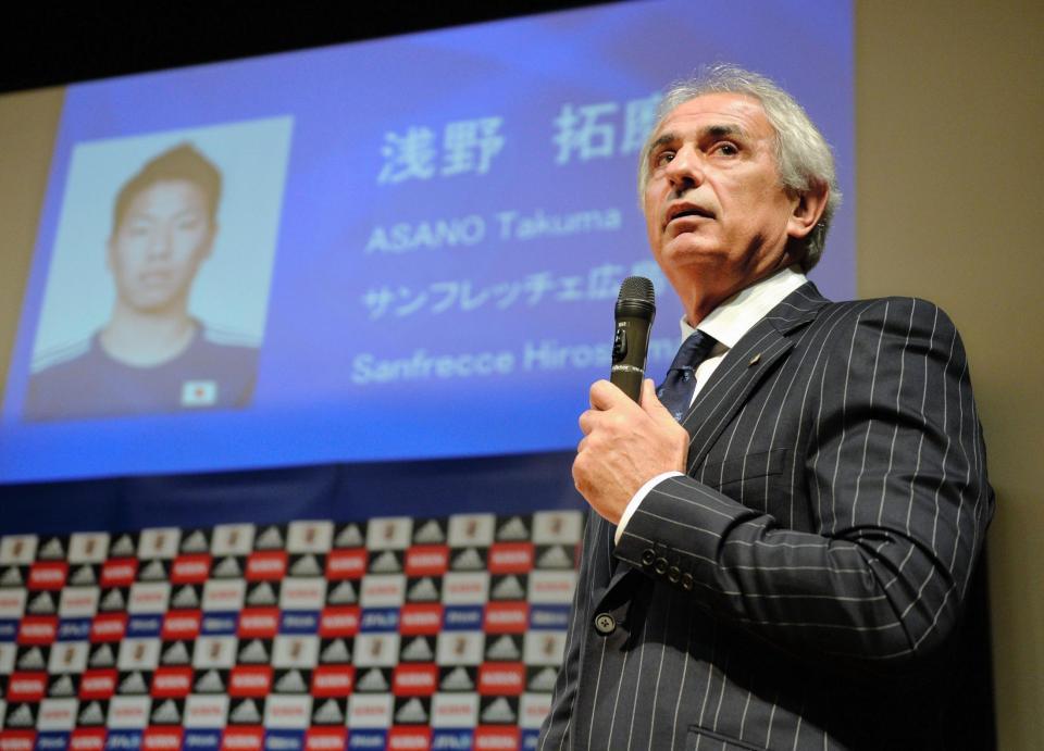 　五輪代表組から選出した広島・浅野拓磨について話す日本代表・バヒド・ハリルホジッチ監督