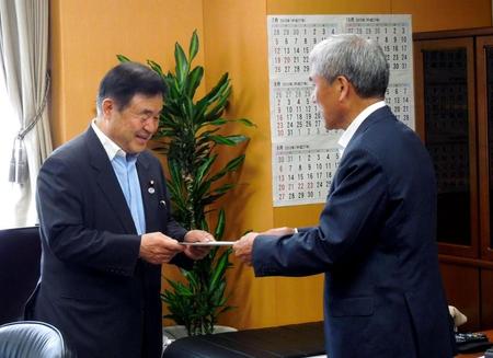 　新国立競技場建設に関して遠藤五輪担当大臣（左）に要望書を提出した日本サッカー協会の大仁会長