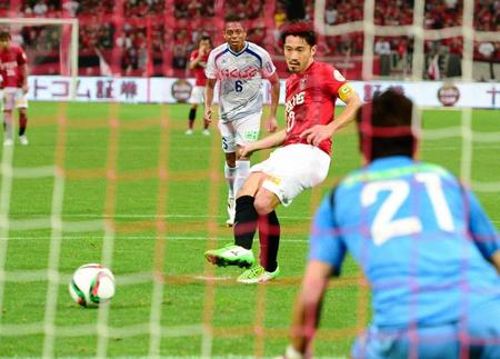 　前半、ＰＫを決める浦和・阿部勇樹（撮影・三好信也）