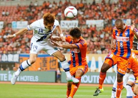 　後半、ヘディングでゴールを決めるＧ大阪・米倉（左）