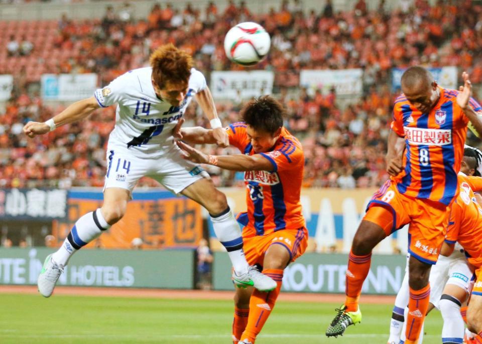 　後半、ヘディングでゴールを決めるＧ大阪・米倉（左）