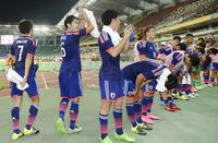 　韓国と引き分け、サポーターにあいさつする森重（左から２人目）ら日本イレブン＝武漢（共同）