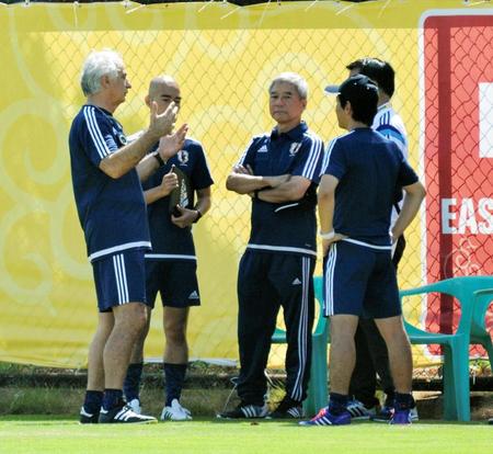 　大仁会長（左から３人目）に身振り手振りで訴えかける日本代表・ハリルホジッチ監督（左端）＝８月３日、中国・武漢