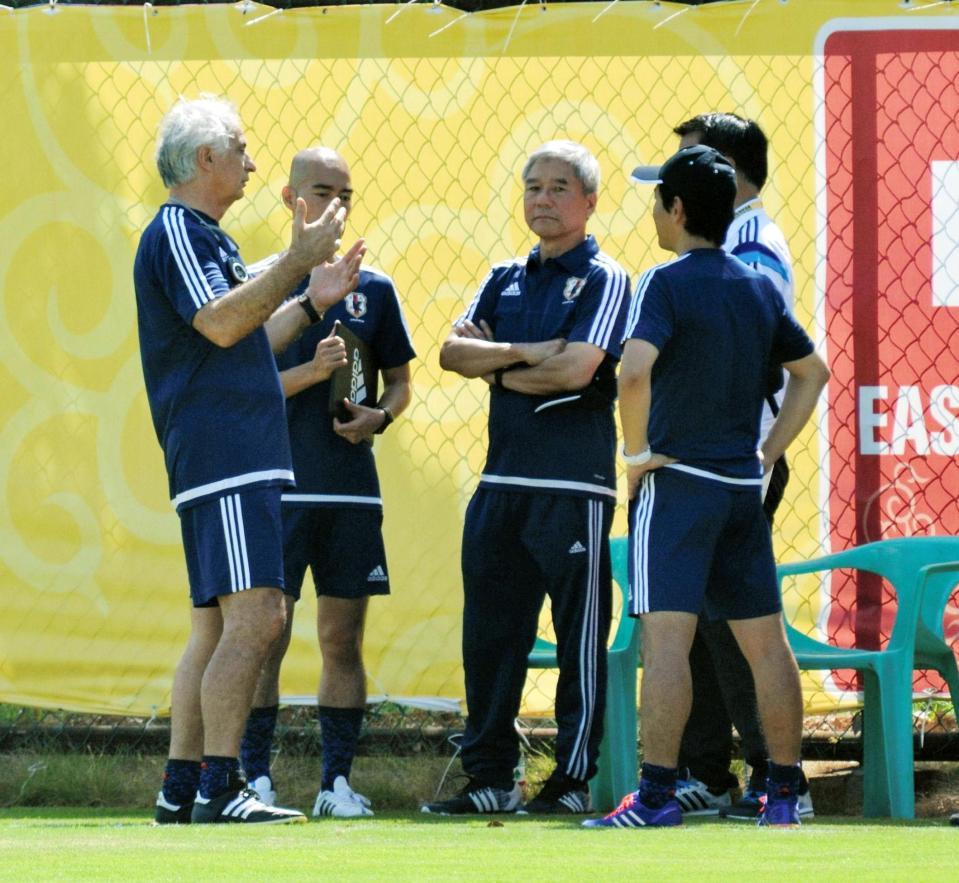 　大仁会長（左から３人目）に身振り手振りで訴えかける日本代表・ハリルホジッチ監督（左端）＝８月３日、中国・武漢