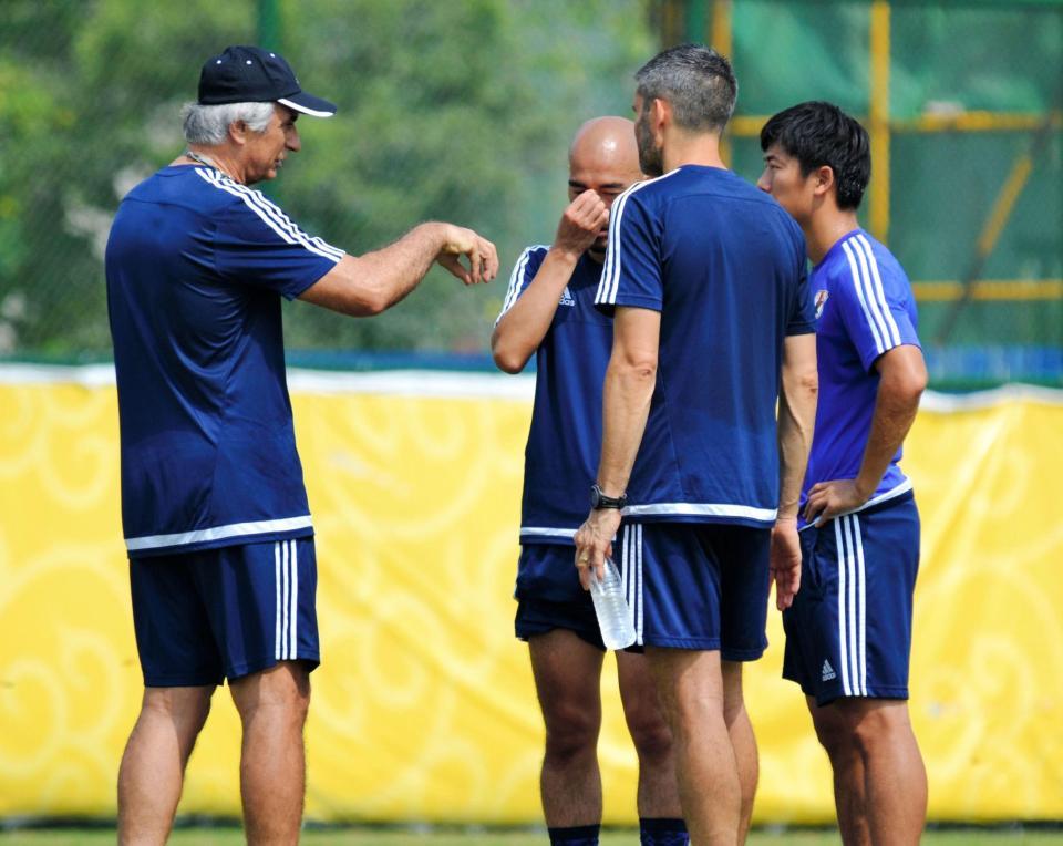 　ＭＦ武藤（右端）を個別指導するハリルホジッチ監督（左端）