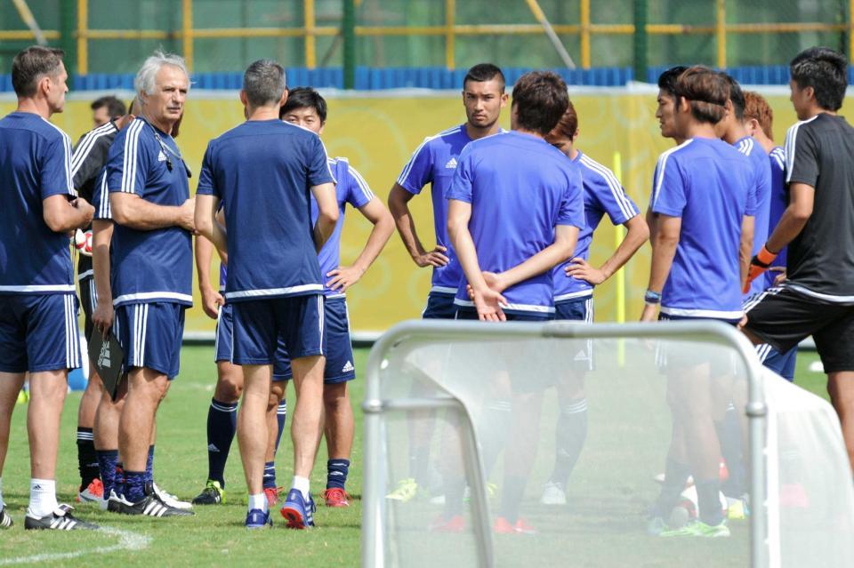 　険しい表情で選手を指導するハリルホジッチ監督（左から２人目）＝撮影・山本直弘