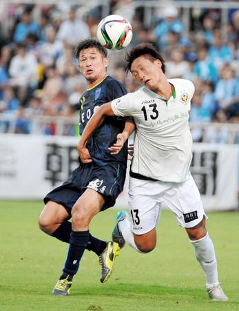 前半、東京Ｖ・畠中（右）と競り合う横浜ＦＣ・三浦