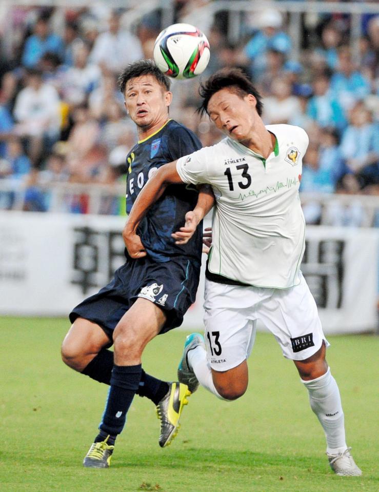 前半、東京Ｖ・畠中（右）と競り合う横浜ＦＣ・三浦