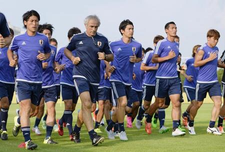 　ランニングするハリルホジッチ監督（手前左から２人目）と日本イレブン（共同）