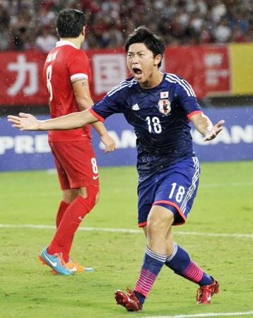 　日本－中国　前半、同点ゴールを決め喜ぶ武藤＝武漢（共同）