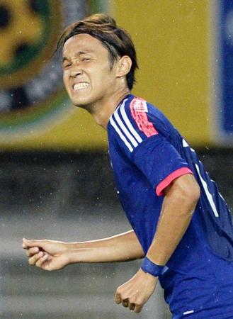 　日本－中国　前半、シュートを外し悔しがる宇佐美＝武漢（共同）